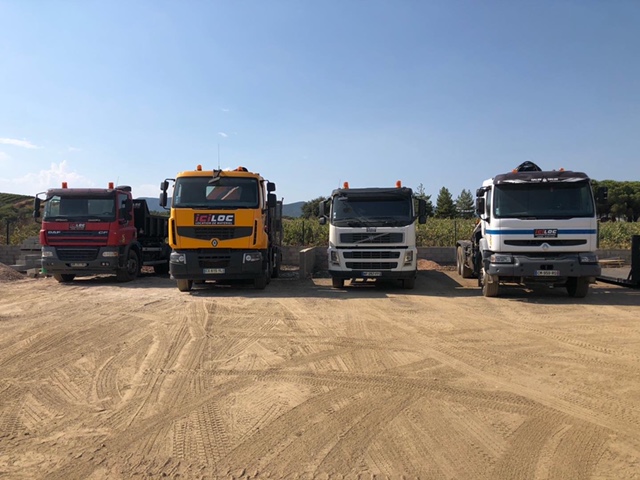 Quatre camions de transport ICILOC à l’agence
