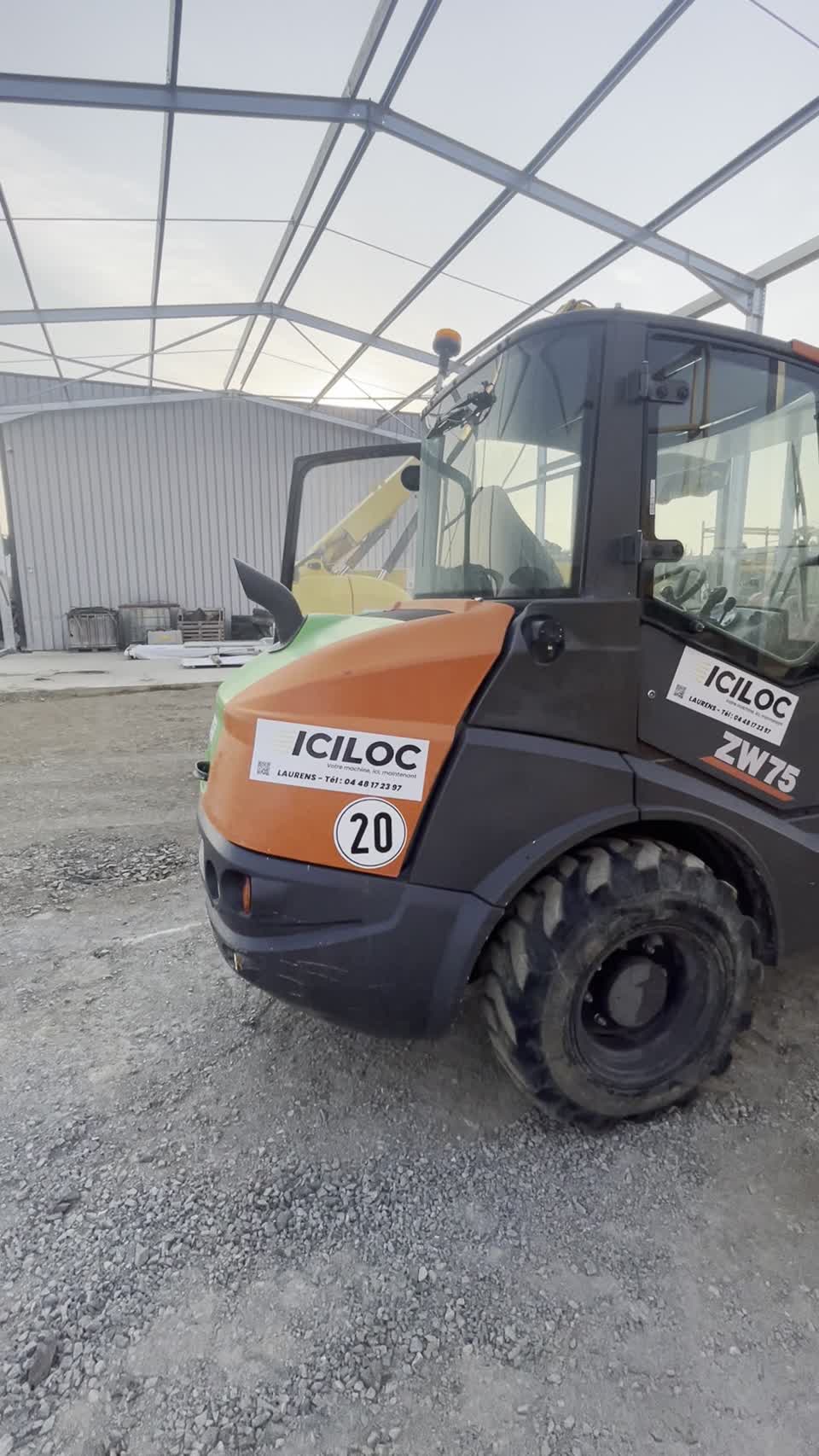 Présentation Chargeuse Hitachi 800 litres
